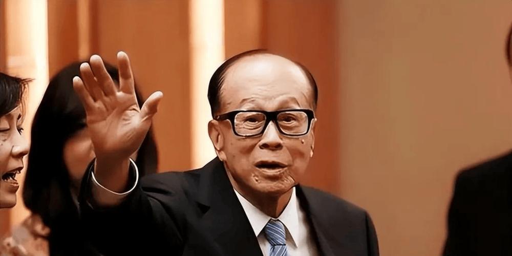 中国要求国企暂缓与李嘉诚有关联企业开展新合作，李嘉诚还在按计划推进巴拿马港口交易