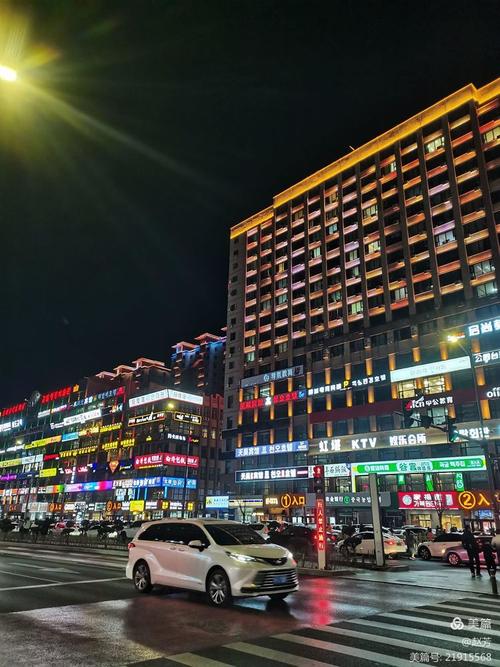 每当夜幕降临，坐落在延边大学正门对面的商贸楼墙体上，五颜六色