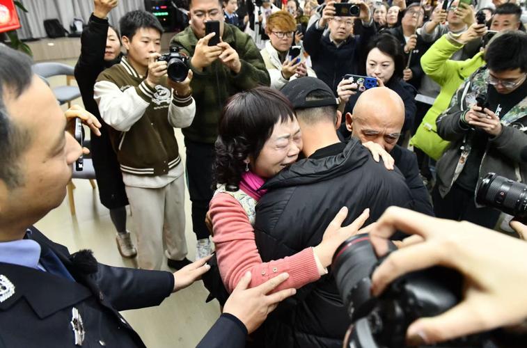 弟弟15岁时怄气出走31年，再见时姐姐哭晕在认亲现场