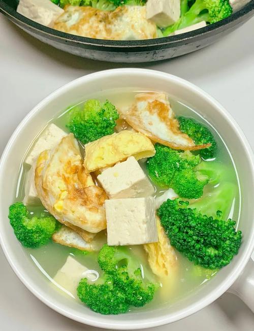 西兰花和鸡蛋是绝配，学会这做法，无水无油又营养，孩子超爱吃