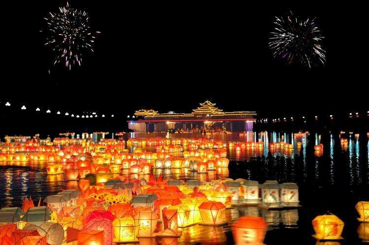 河灯祈福、长城赏春，清明假期来感受春风里的古北水镇