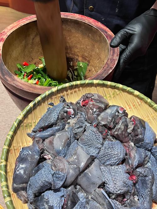 苗大姐宰杀自养乌鸡，做正宗贵州辣子鸡，卡卡炫饭吃肉肉