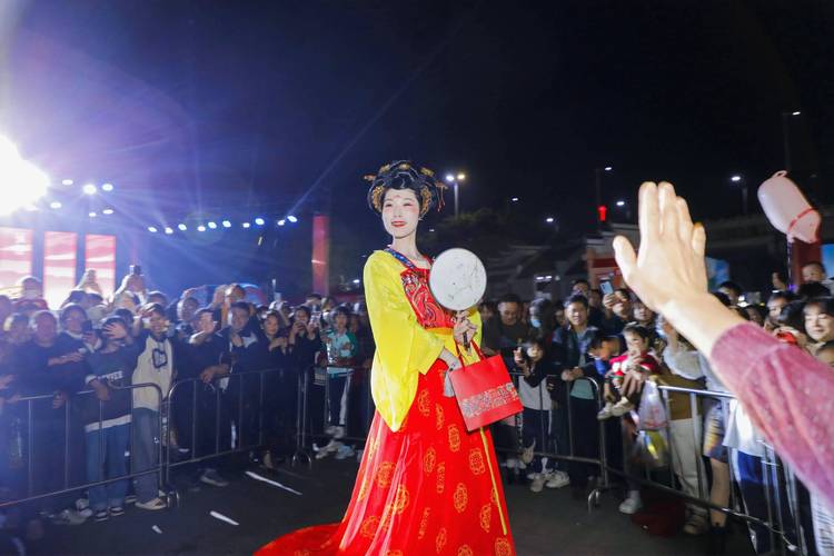 千人汉服巡游 神秘“唐风不倒翁”空降万花楼！今年“三月三”有多疯狂?