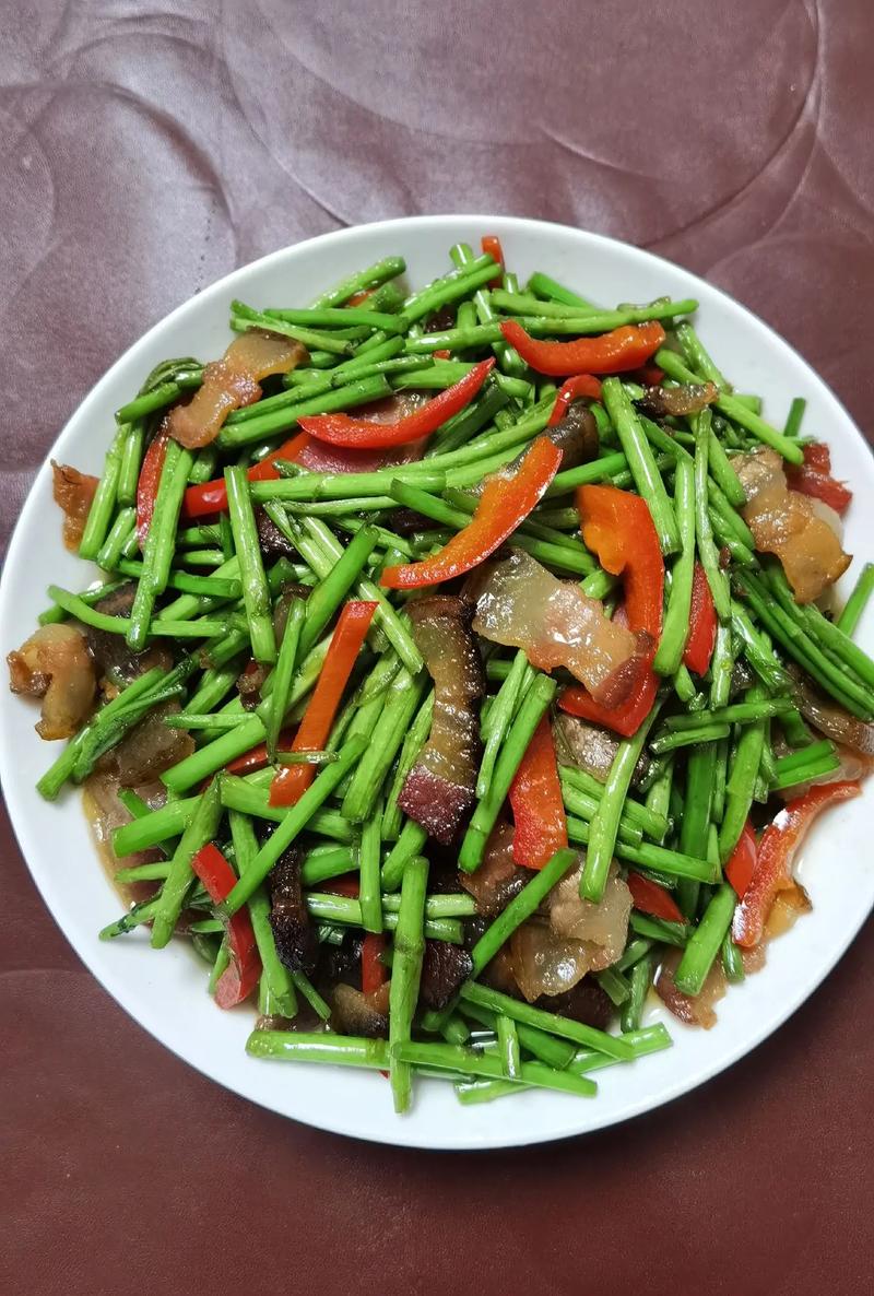 芦蒿被称为‘春菜之王’搭配肉片炒，润肺通便，错过等一年