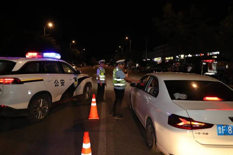 路口没交警，不闯白不闯？济南交警一个路口15分钟内查处数十位