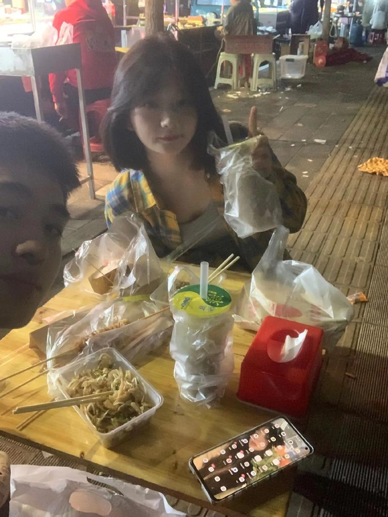 单身女子的夜晚，独自享受美食的时光
