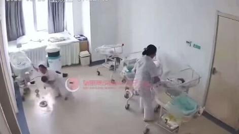 监拍:强震来袭瑞丽医院护士抱紧婴儿抓紧婴儿车 震后轻声安抚孩子