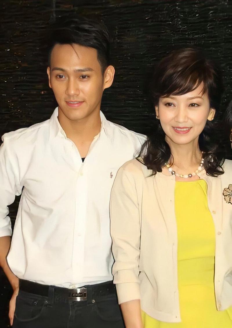 72岁赵雅芝在山东，和儿子跑马拉松，黄恺杰颜值高，母子长得好像