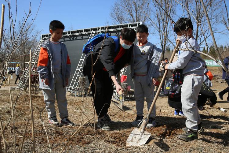 济南市技师学院赴济南野生动物世界开展植树活动