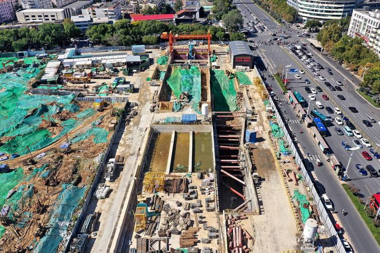济南轨交4号线千佛山站后期装修、机电安装、铺轨进行中