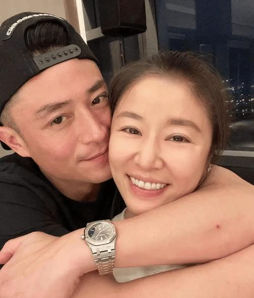 之前49岁林心如豪宅为母亲庆生 穿粉色卫衣减龄又少女 霍建华仍帅气