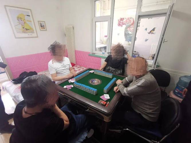 广西一原副厅长被通报，沉迷打牌赌博、吃喝玩乐，要求某私营企业主租房供其玩乐！