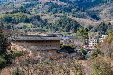 离开南靖县，进入龙岩，到达福建土楼，入住湖坑镇