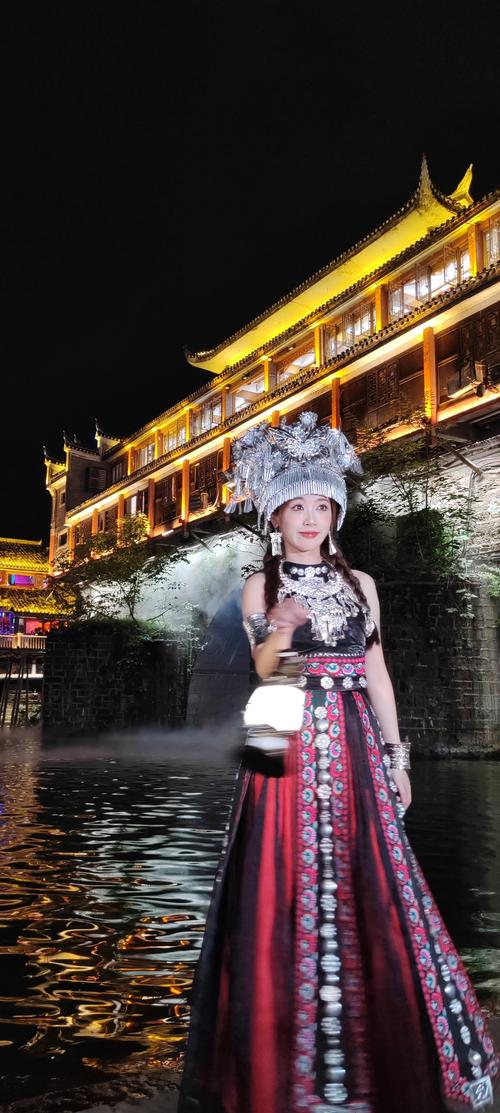 夜游古城，惊艳的民族服饰