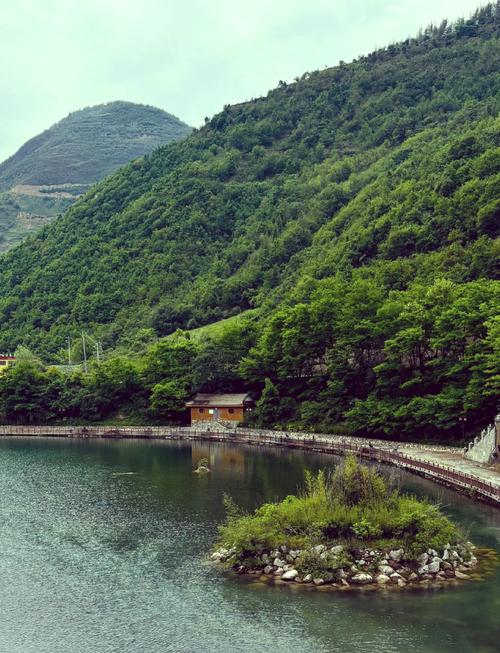 诗 意 栖 居 康 养 陇 南