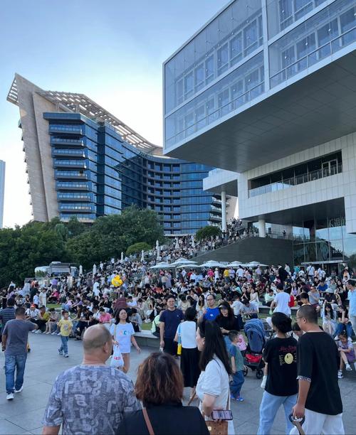 在深圳20年，第一次见到这么热闹的场面，真是大开眼界了