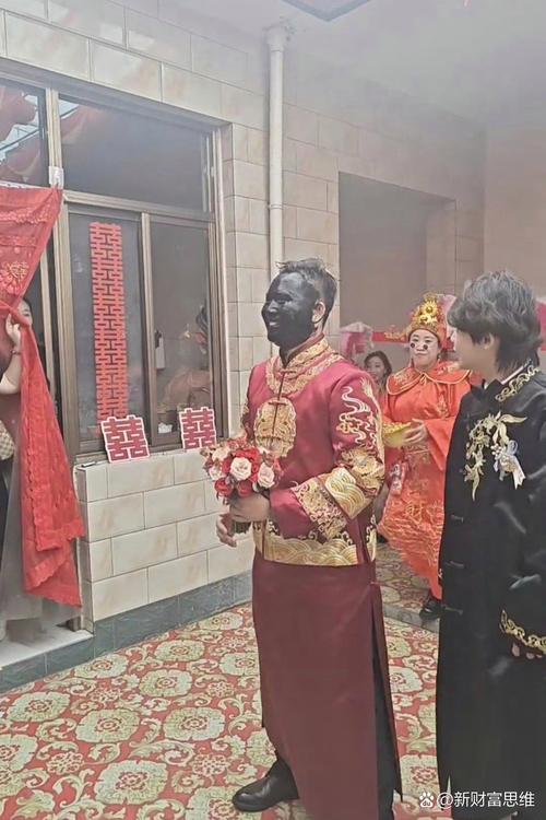 婚礼现场，新郎裤子拉链没拉，新娘用手捂着憋笑不止