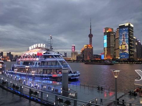 在黄浦江上乘船，欣赏繁华的上海天际线