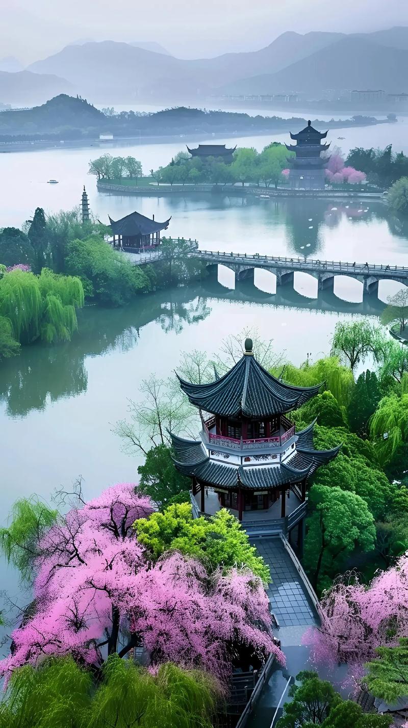 倒映的美景：捕捉春天湖畔的诗情画意