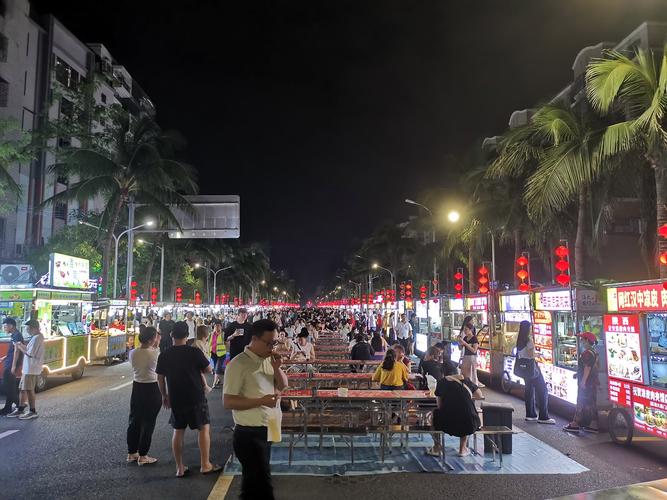 一起来看看海南海口的海大南门夜市，各种各样的小吃和水果好热闹