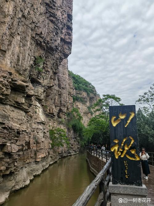 去红旗渠景区，到达红旗渠源头，蛤蟆小时的梦想地，游观红旗渠
