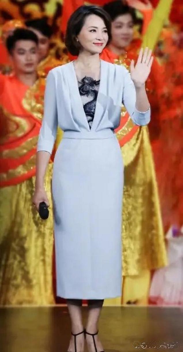 央视主持人2025大变革：董卿复出遭热议，00后新生代接"国脸"重担