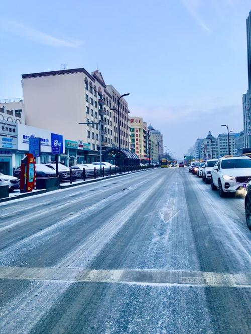 3月26日夜起，哈尔滨下了场雪，路面结冰，出行不便