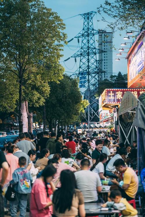 湖北武汉青山区：早晨的恩施美食街，早餐及生鲜店一片繁忙！