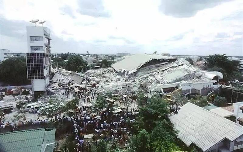 实拍缅甸7.9级大地震：在建楼房轰然倒塌 高楼泳池水瀑布般摇下