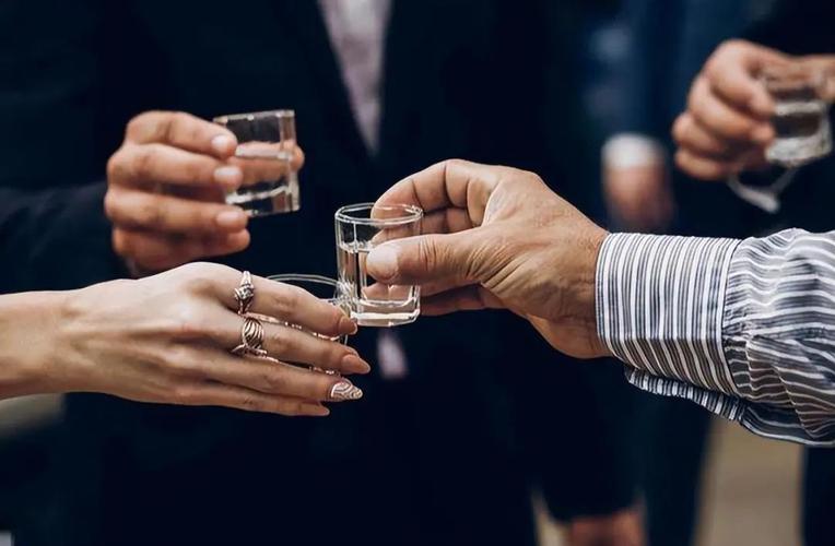 酒局上从不端杯敬酒的人，是心高气傲？行家：这才是真正的聪明人