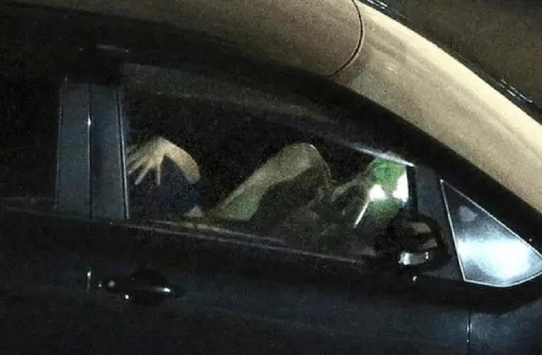 女子在车后座出来，竟然连路都不会走了，路人拍下全过程