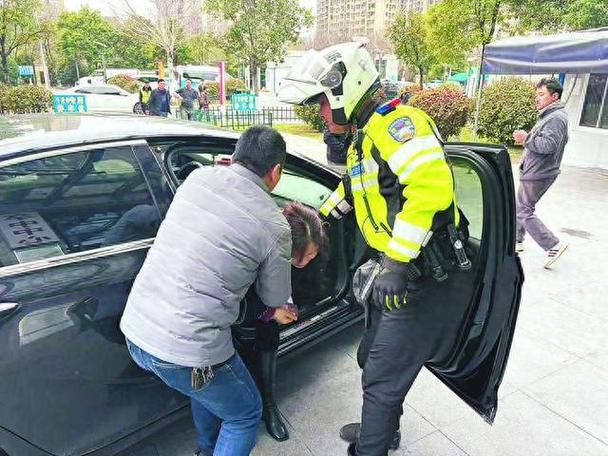 20分钟生死时速！济南交警为呼吸衰竭婴儿狂飙开道，网友泪目