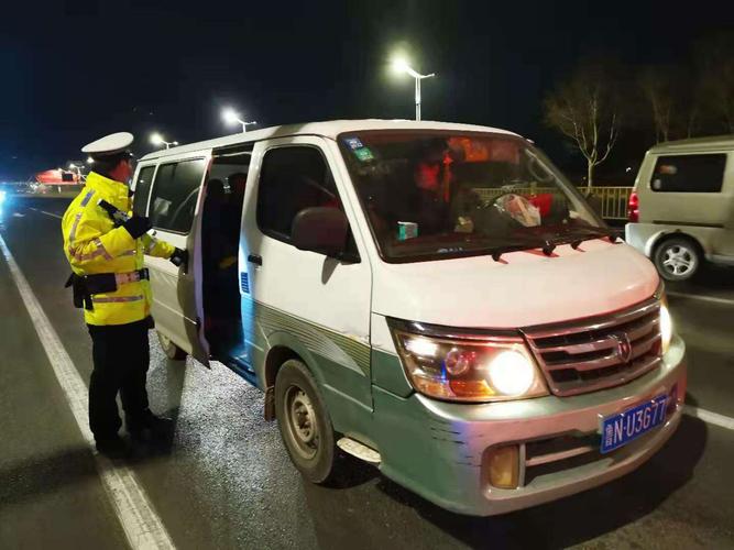 凌晨5点多，济南交警半小时内查获5辆超员面包车