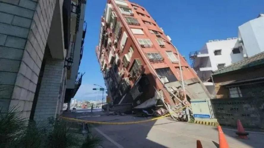 现场实拍：几十层高大楼短短一分钟不到就轰然倒塌