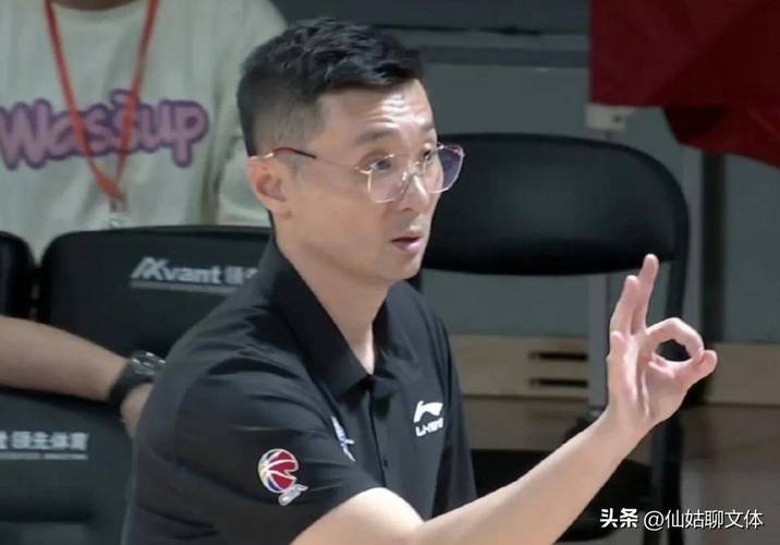 往伤口上撒盐！山东大胜新疆，于德豪回击刘炜，多次庆祝引爆全场