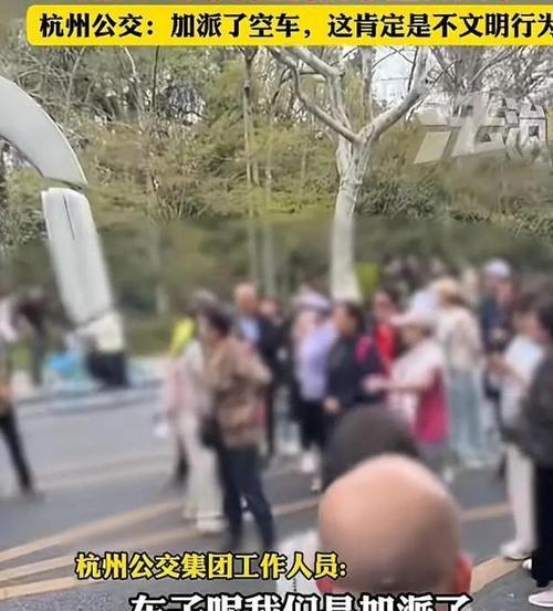 北京老年团在杭州拦车堵路，原因曝光评论一边倒，网友:老人没错