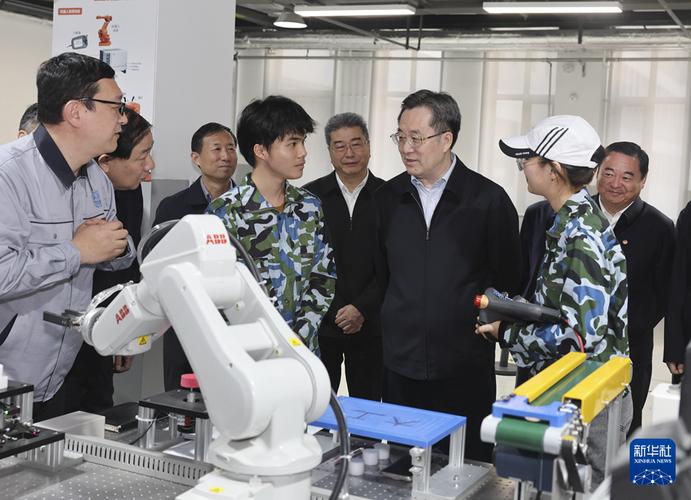 丁薛祥会见俄罗斯副总理奥韦尔丘克