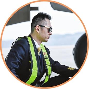 色狼拍空姐，她拍色狼！男子万米高空偷拍空姐被政法委干部抓现行，拘留5日