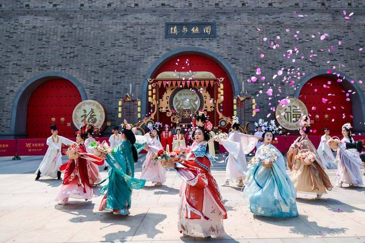 2025年福韵花朝节在福州闽越水镇举行，簪花礼