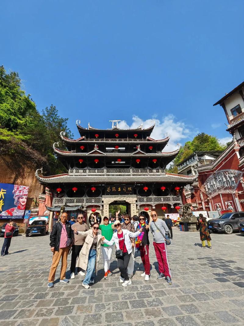 上午逛恩施土司城，下午在芙蓉镇，晚上旅拍