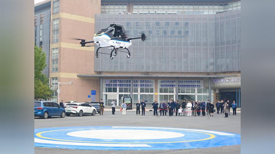 民航首台助航灯光移动光强检测平台正式投入使用