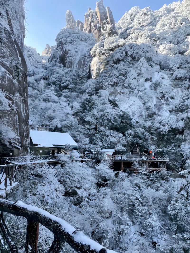 快来三清山看雪🌨啦！都要过清明节了，三清山上大雪纷飞，好壮观啊！