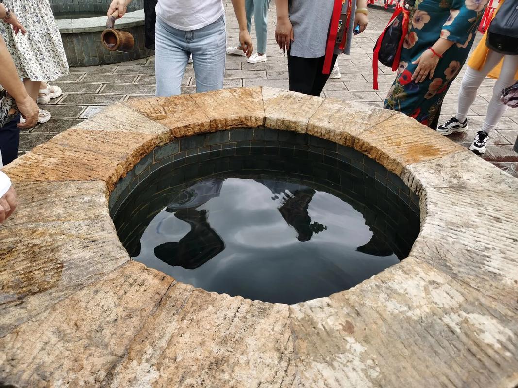 滕州市官桥镇渠村内 相距2米有两口水井,又称“龙眼双井”