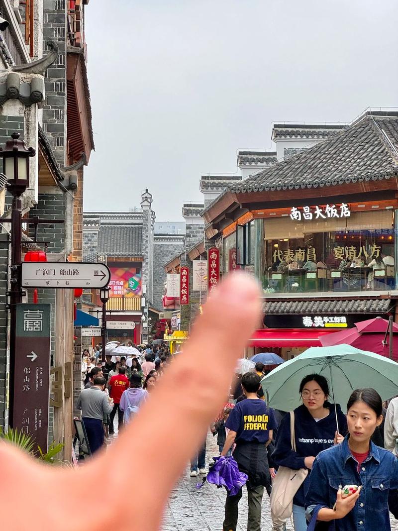 新疆客打卡南昌万寿宫商业街，感受古韵与现代交融的魅力！