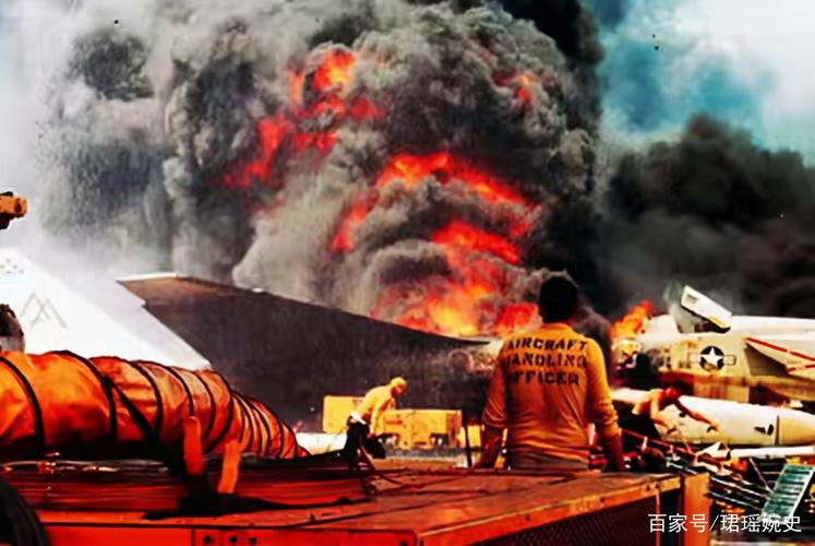美国航母在南海爆炸，数百人伤亡，21架战机成废铁，真实历史事件