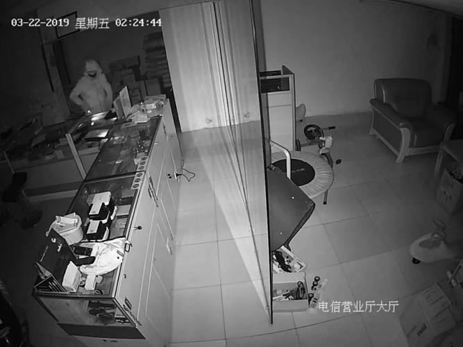 3月12日，山东。监控拍下女小偷入室盗窃全过程！业务真熟练”