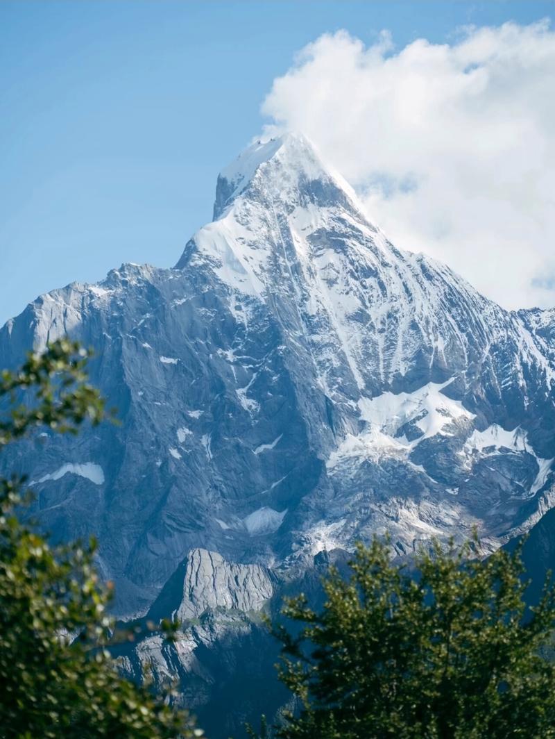夏羌拉：横断山脉最后的"秘境觉醒"四川这座雪山为何让人着迷？
