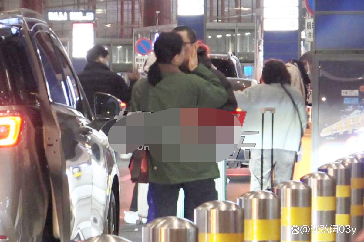 49岁梅婷与老公当街秀恩爱，机场同老公热吻撒糖！