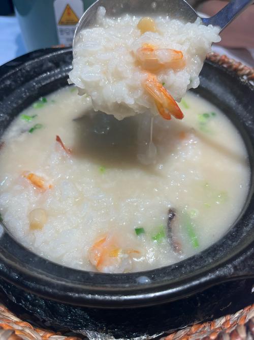 生滚粥以粥底为基础，添加形形色色的食材，品味也完全不同