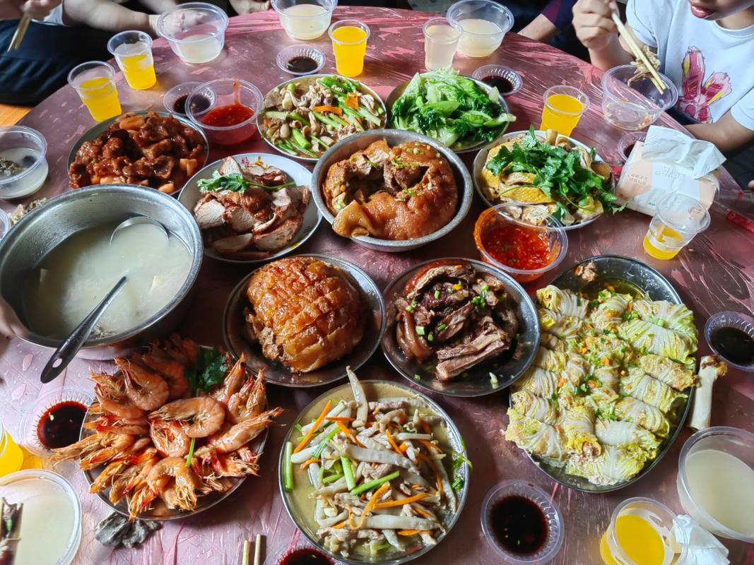 生吃猪肉！今天带你们见识下当地做法！广西拜山聚餐